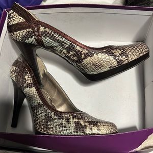 Gloria Vanderbilt high heels